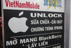 iPhone UNLOCKの文字。Simロック解除を意味します。